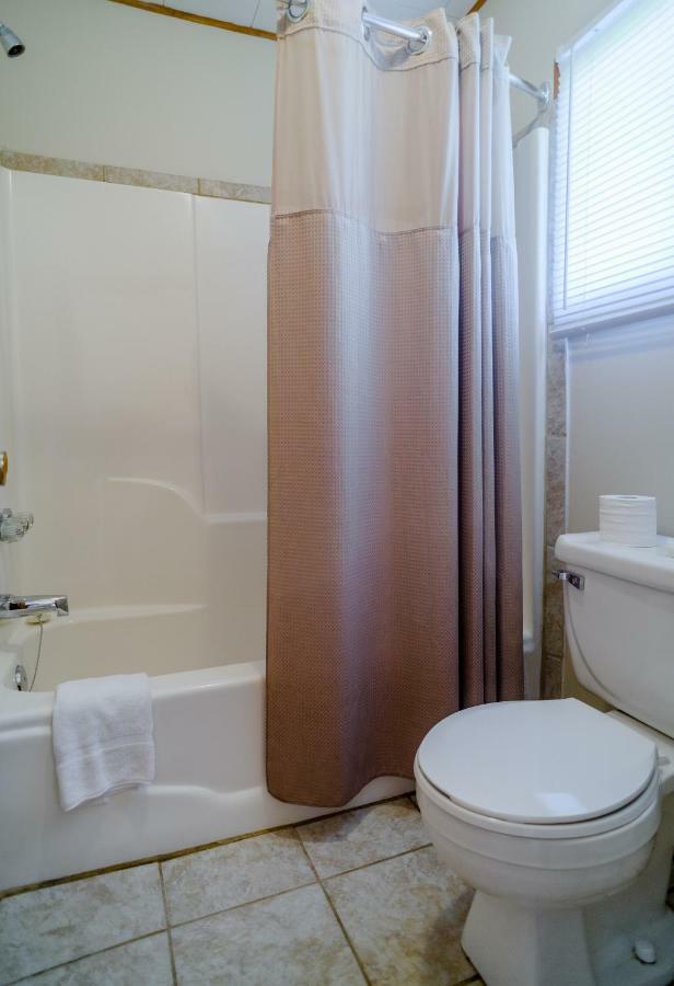 Winds Motel Montague Екстериор снимка